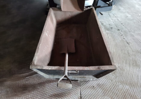 Carrello per la movimentazione della pasta di olive